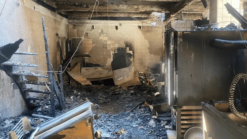 Le laboratoire de la boulangerie, ravagé par les flammes.