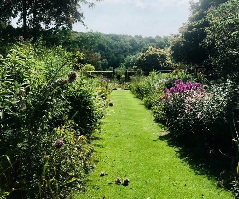 Marcher, découvrir ou lire, le jardin de Valérianes est un excellent endroit pour se ressourcer.