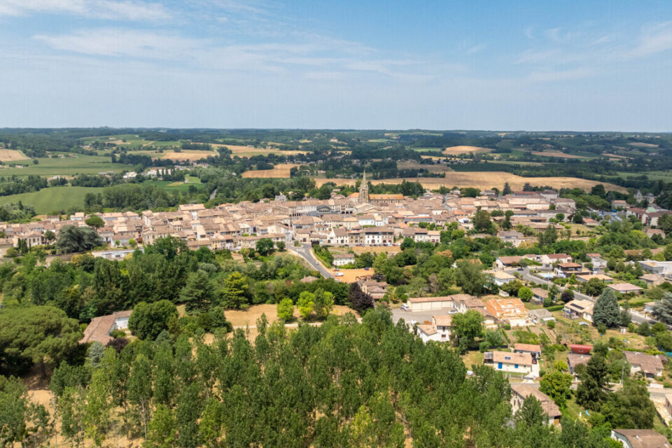 La cité de Monségur (Gironde) vue du ciel. Découvrez d'autres communes du territoire grâce aux incroyables photographies signées Stéphane Guégan, de la société Aerovid.