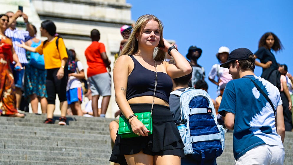 Au pied de la butte Montmartre à Paris, les touristes affluent.
