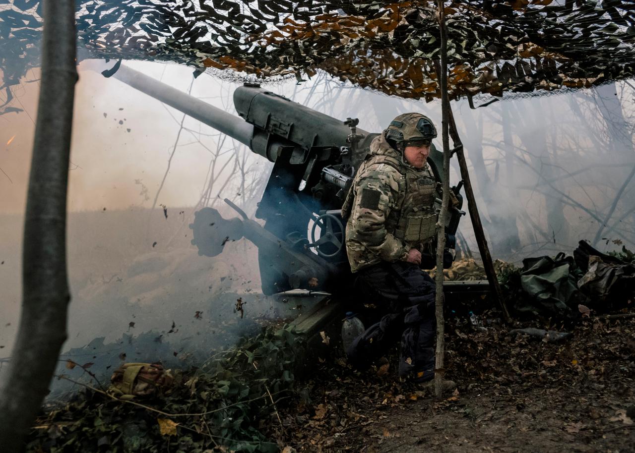 Des soldats russes actionnant une pièce d’artillerie dans la région de Koursk, en Russie, le 2 décembre 2024.