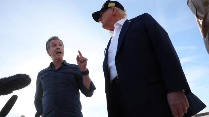 Gavin Newsom, ici le 24 janvier à Los Angeles avec Donald Trump, a reçu des dizaines de casquettes Trump 2028. 