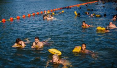 Canicule en France | Les Parisiens se rafraîchissent dans la Seine