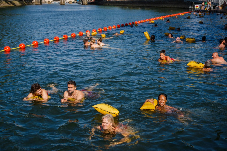 Canicule en France | Les Parisiens se rafraîchissent dans la Seine