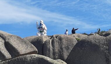 Côte de Granit rose. L'étonnante statue du Père Eternel à Trégastel à nouveau taguée