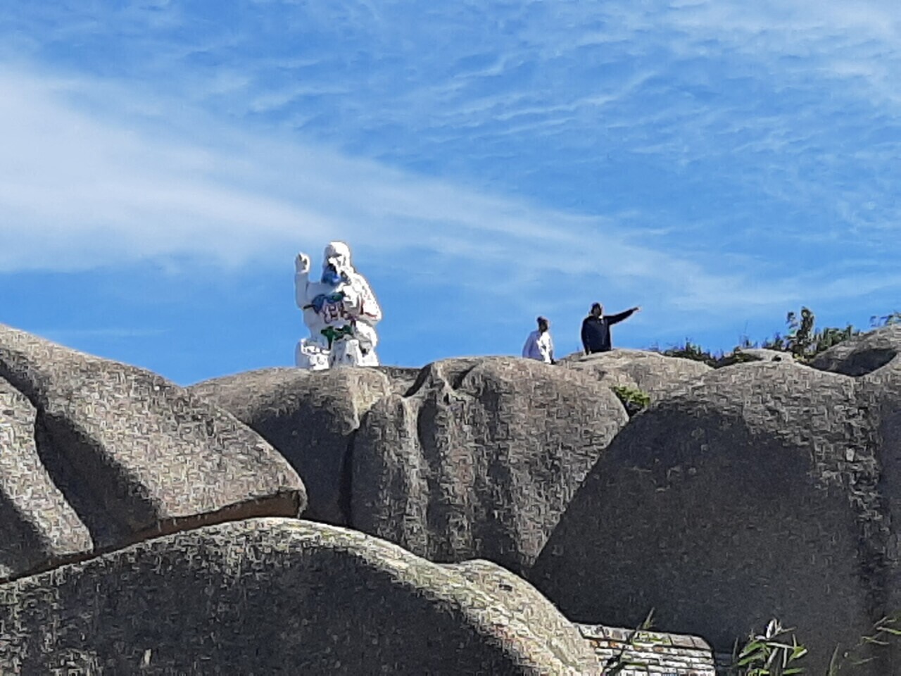 Côte de Granit rose. L'étonnante statue du Père Eternel à Trégastel à nouveau taguée
