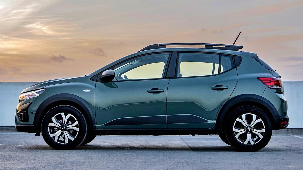 Dacia Sandero Hybrid 2026 vue latérale avec design restylé et jantes alliage