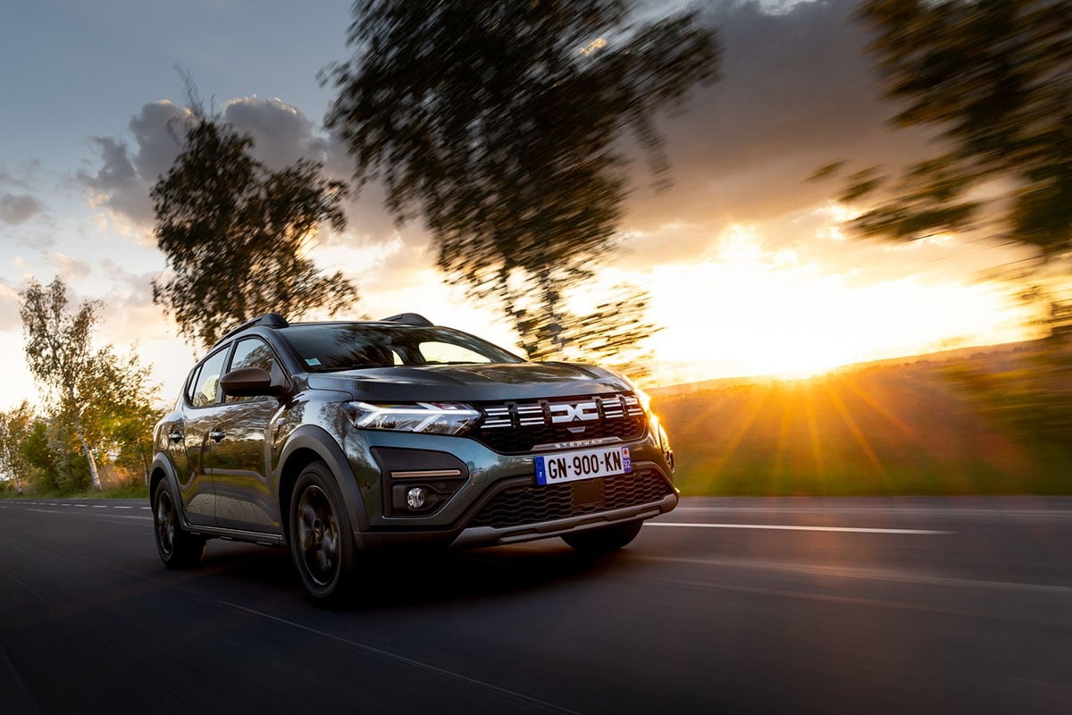 Dacia Sandero 2026 : le best-seller passe enfin à l'électrification et promet de rester la moins chère