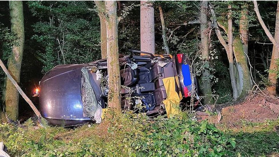 Une voiture britannique fait une sortie de route en Allemagne, deux couples mariés meurent