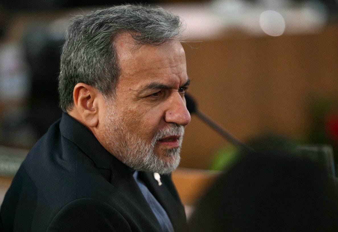 Mnistre iranien des Affaires étrangères, Abbas Araghchi a déclaré que l’Iran répondrait de manière appropriée à cette action «illégale et injustifiée».