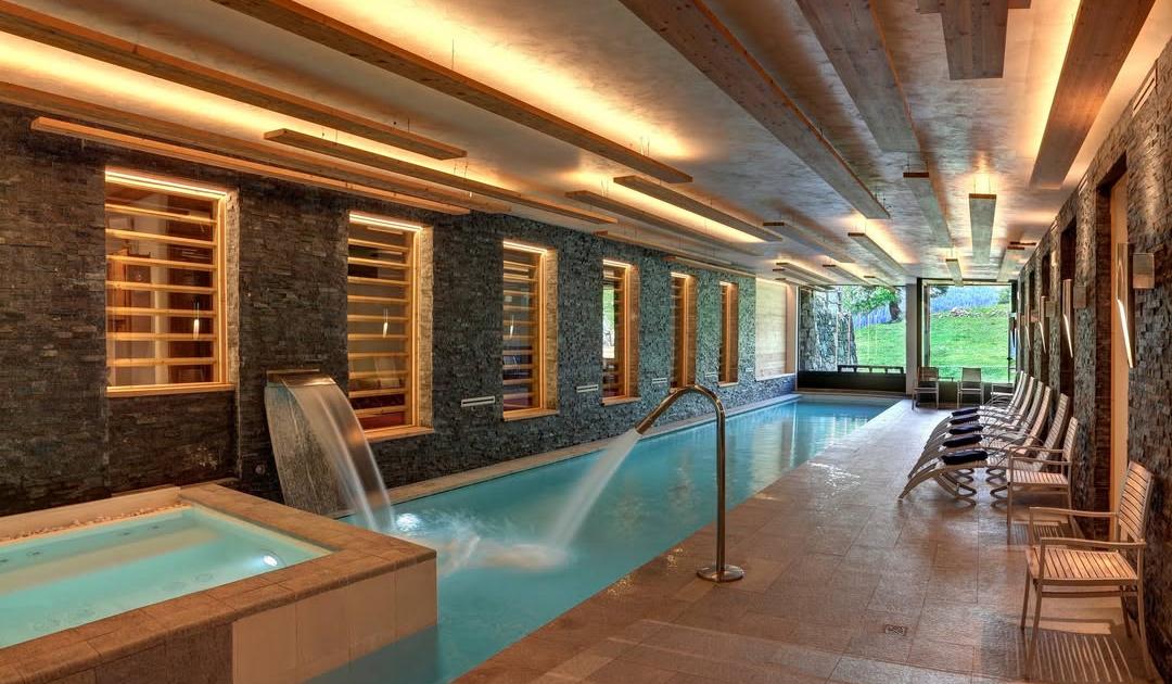 En photos, le luxueux refuge alpin où Carla Bruni et Nicolas Sarkozy se sont posés cet été