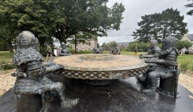 le roi Arthur, la Table ronde... ne manquez pas cette oeuvre monumentale à Brocéliande