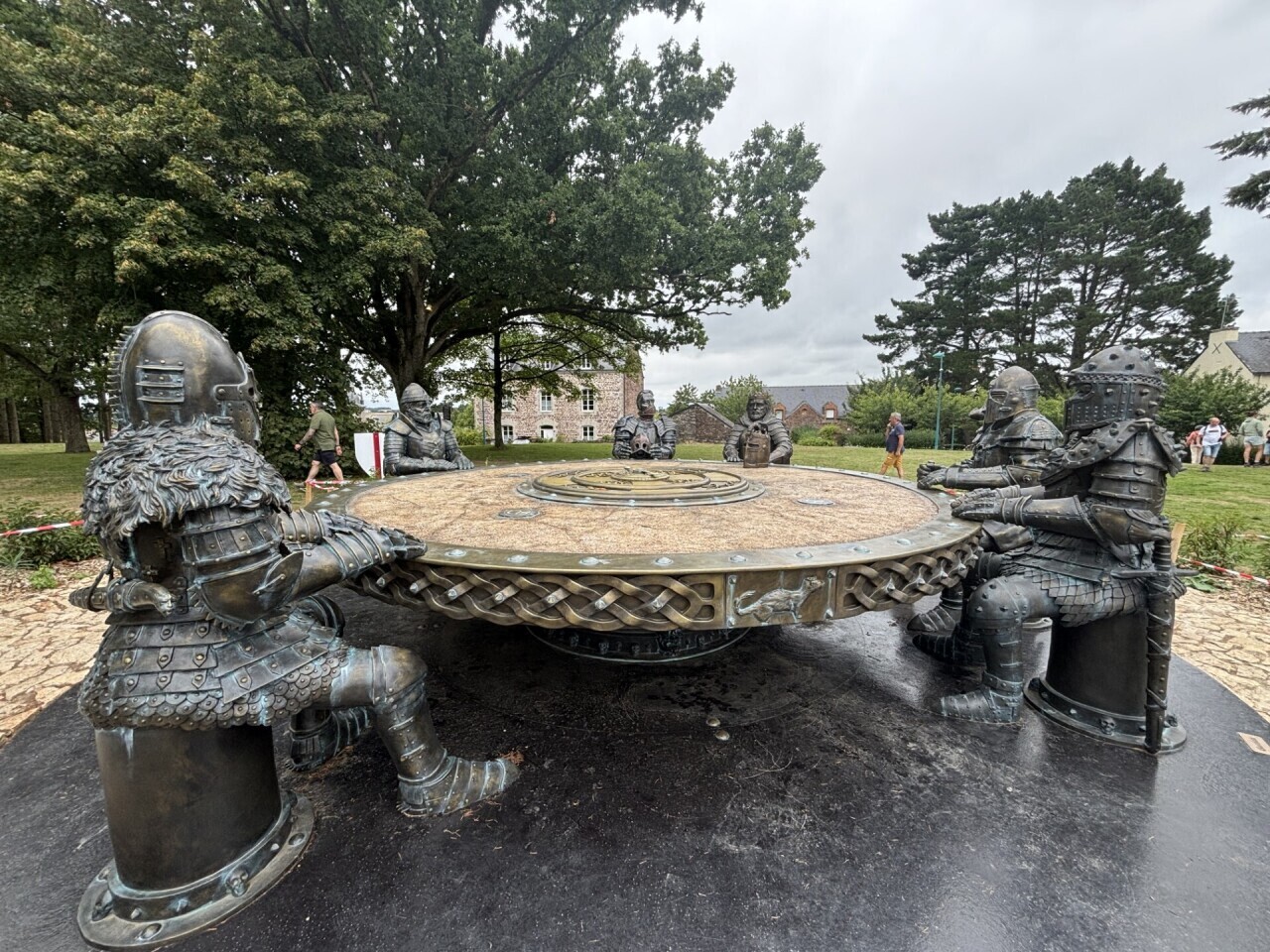 le roi Arthur, la Table ronde... ne manquez pas cette oeuvre monumentale à Brocéliande