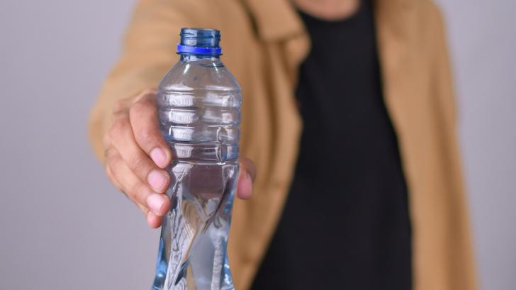Microbes, microplastiques… Voilà pourquoi il faut éviter de s’abreuver trop vite de cette bouteille dont on avait oublié l’existence.