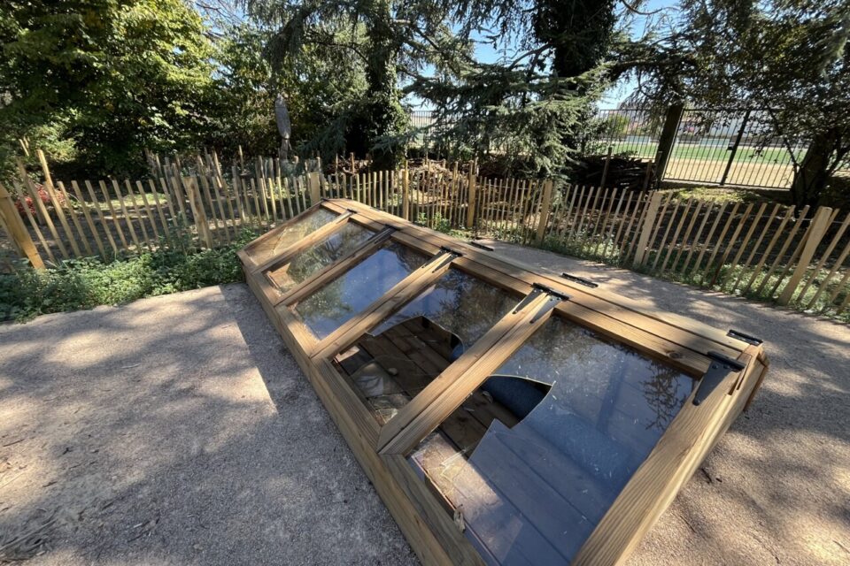 Des vitres au sein du potager ont été brisées.