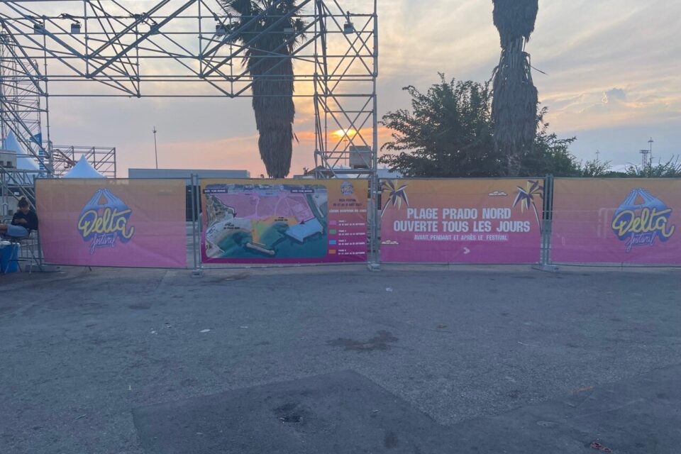 La signalétique aux abords du festival indique bien que la plage du Prado nord est accessible.