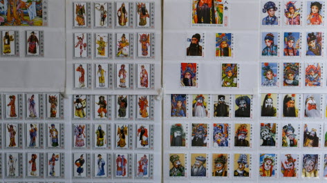 Des étiquettes de boîtes d’allumettes avec un graphisme chinois.  Photo fournie par Jean-Luc Maucors
