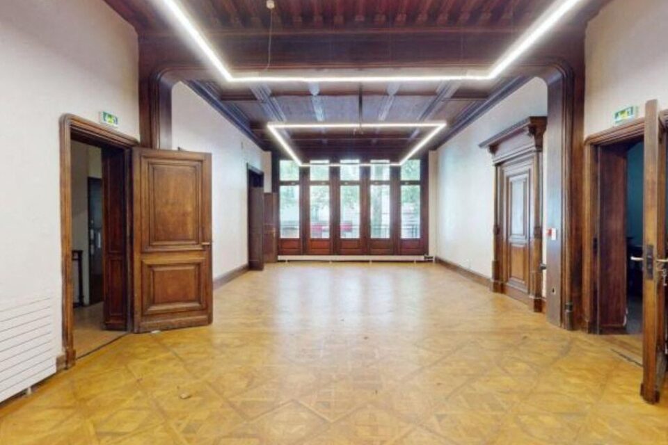 Le bâtiment comprend une dizaine de pièces pour une surface totale de 500 m².