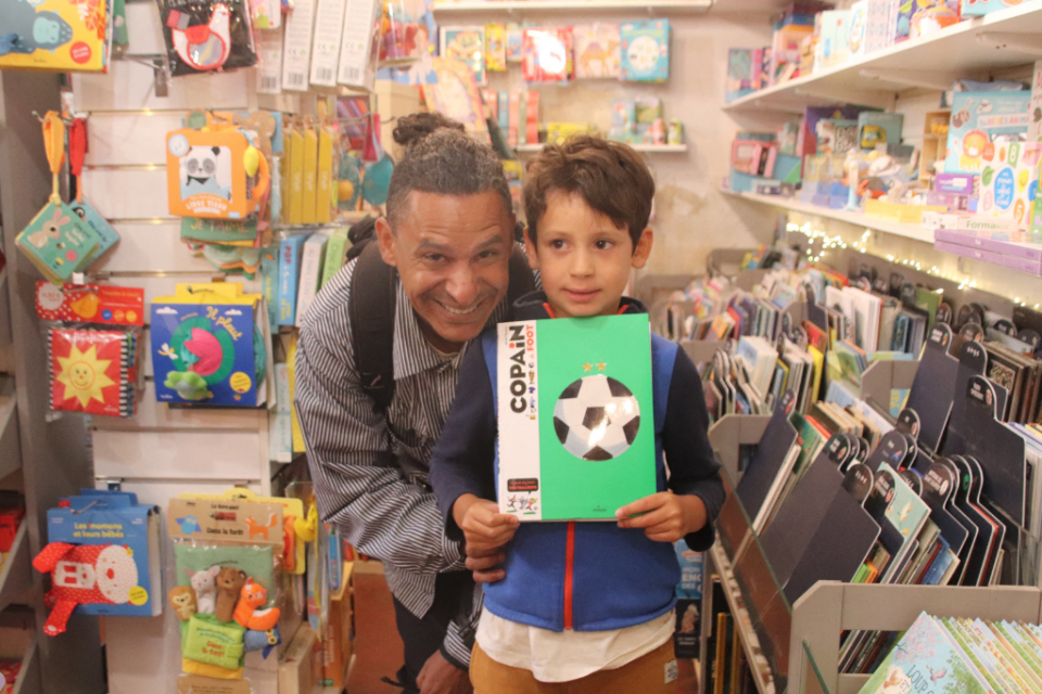 Farid et son fils Nieles, des habitués de la librairie.