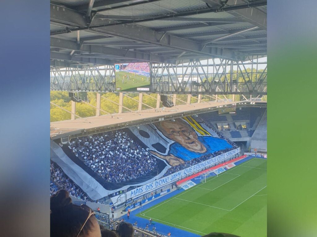 Mais que faisait Jamy de C'est pas sorcier sur une banderole lors d'un match du Racing club de Strasbourg ?