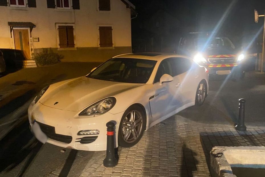 la course-poursuite se finit dans un village