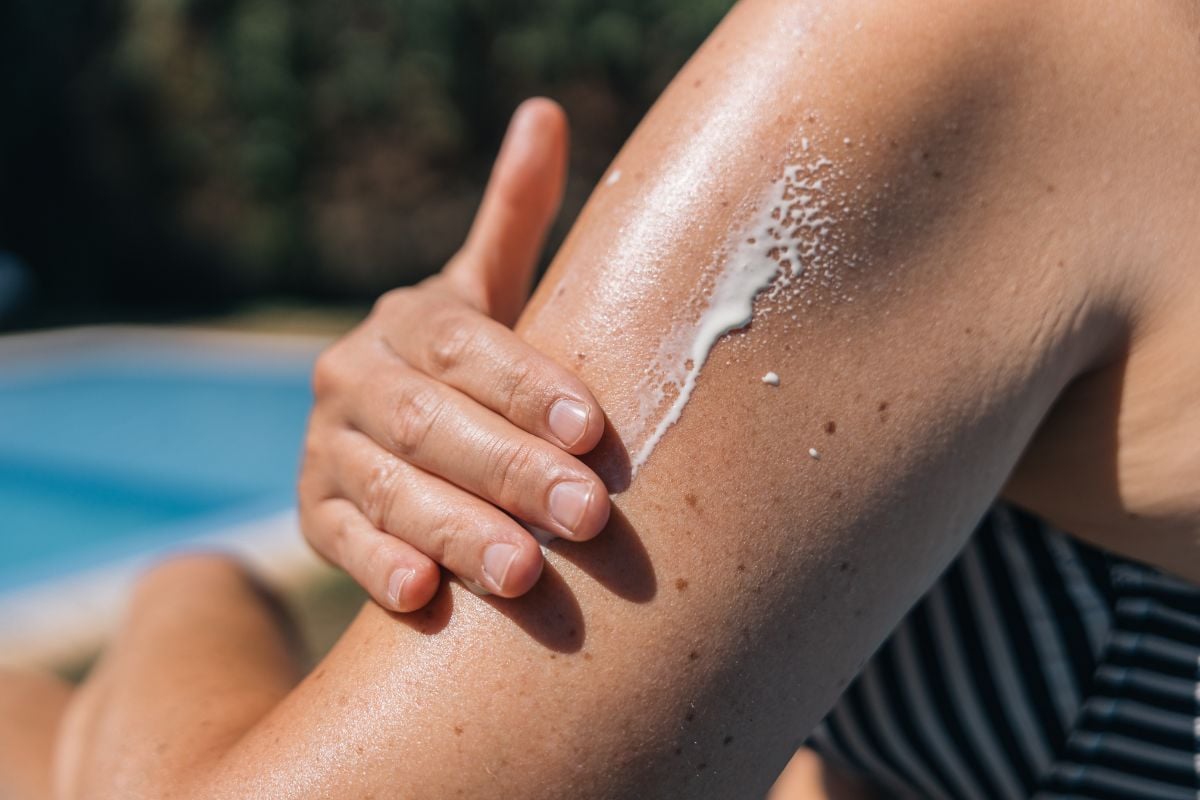 vous mettez de la crème solaire avant de vous baigner ? Une dermatologue alerte sur cette erreur que tout le monde fait