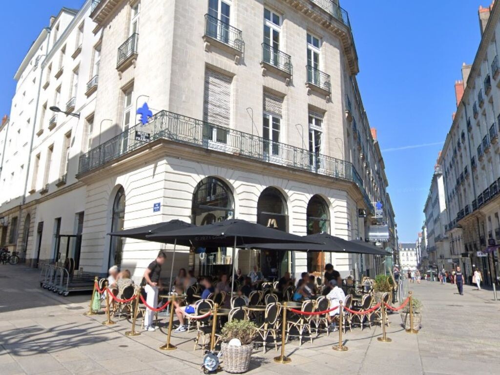 deux jeunes partent sans payer d'un restaurant du centre-ville, un employé menacé au cutter
