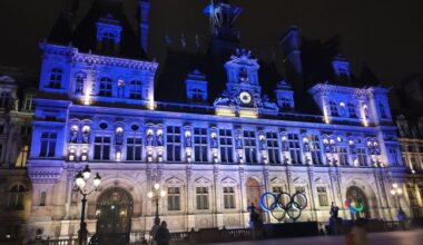 Deux hommes urinent sur une femme sans-abri et ses enfants devant l’Hôtel de Ville, une enquête en cours
