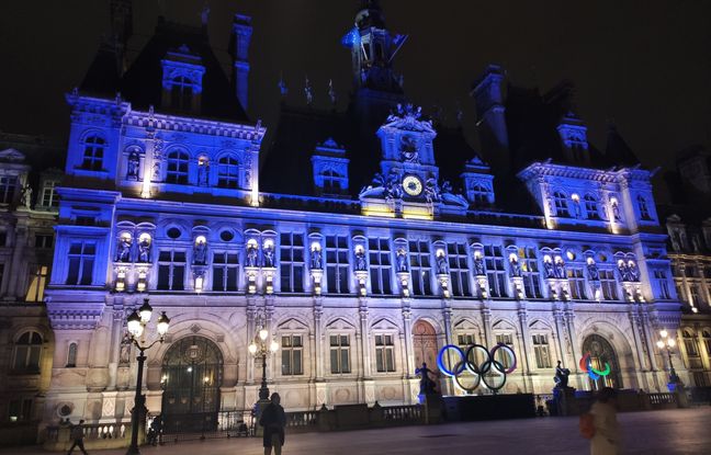 Deux hommes urinent sur une femme sans-abri et ses enfants devant l’Hôtel de Ville, une enquête en cours