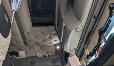 Près de Nice. Les douaniers inspectent tous les recoins d'un camion, c'est le jackpot
