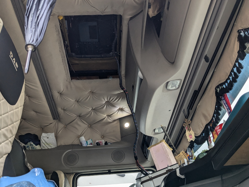 Près de Nice. Les douaniers inspectent tous les recoins d'un camion, c'est le jackpot