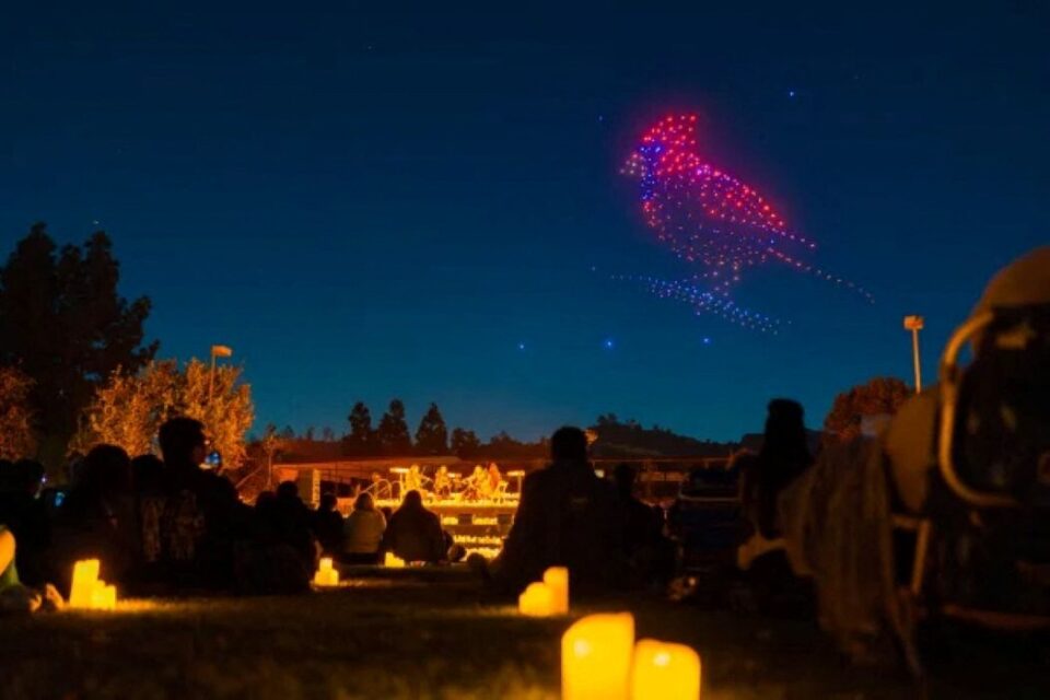 Plus de 500 drones et 20 000 bougies donneront le décor au spectacle.