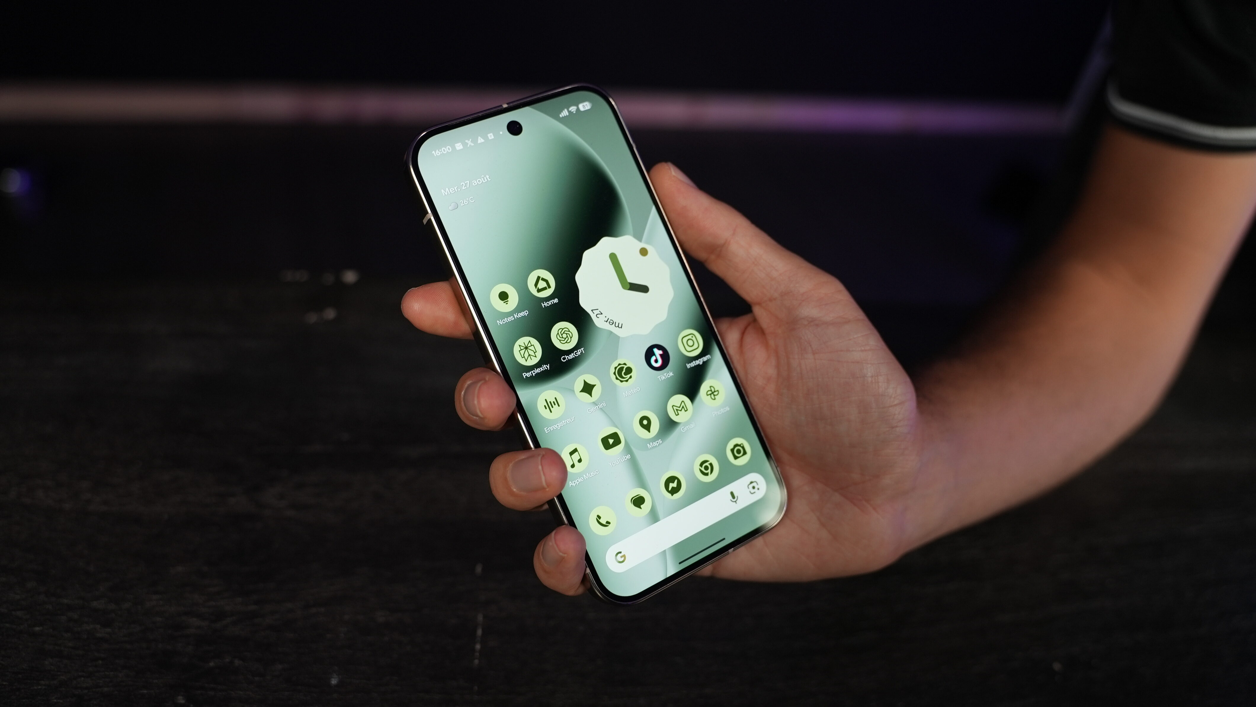 L'écran du Pixel 10 Pro est de très bonne qualité, mais ses bordures pourraient être un peu plus fines.