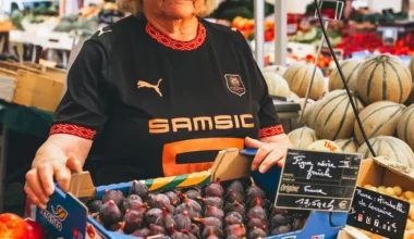 Maillot third 25/26 : le marché des Lices pour inspiration