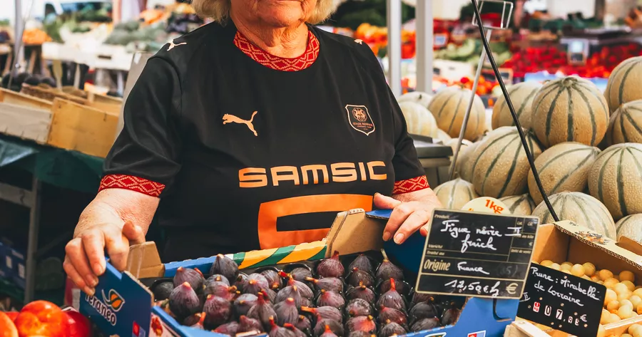 Maillot third 25/26 : le marché des Lices pour inspiration