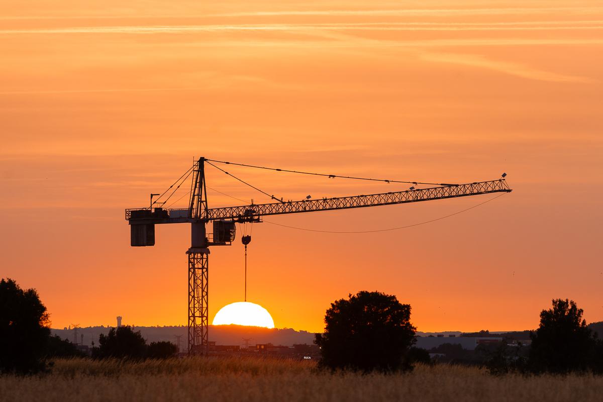 La photo qu’il a choisie : une grue de chantier « suspendant » l’astre au-dessus de l’Espace Carat.