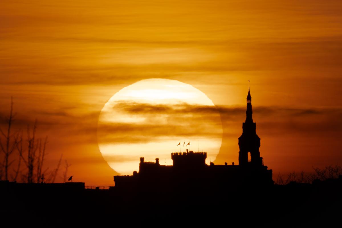 Le soleil derrière le château d’Angoulême semble être d’une taille démesurée. Effet d’optique
