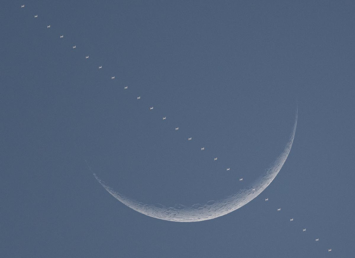  la Station spatiale internationale passant devant la Lune.