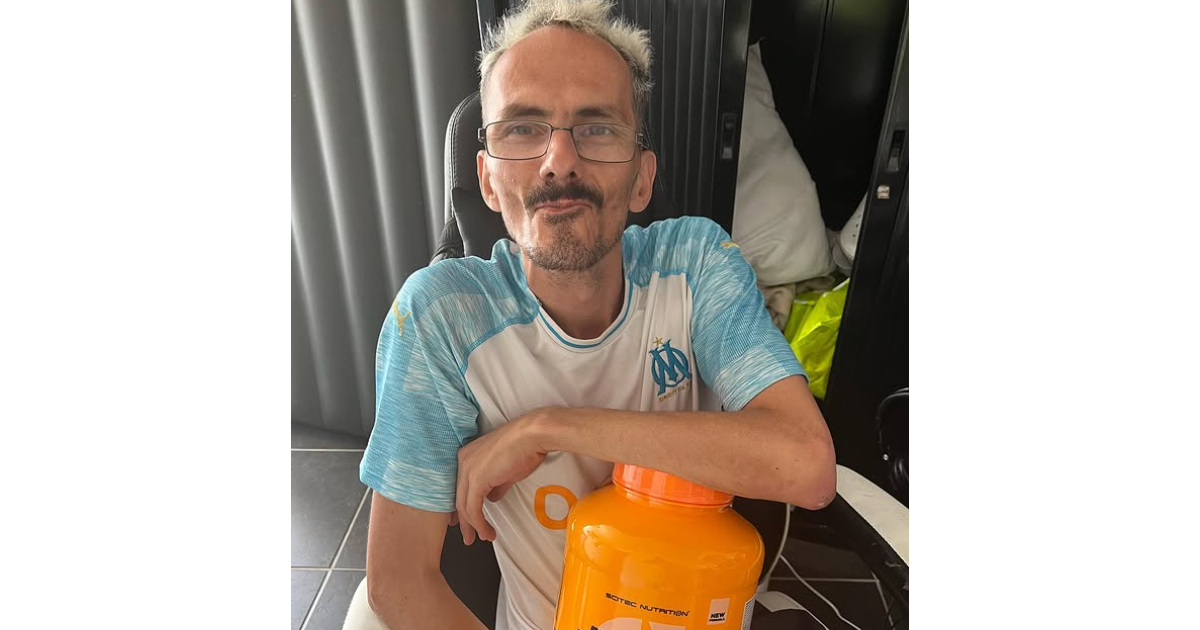 Un streamer français suivi par un demi-million d'abonnés perd la vie en plein live, il apparaît allongé sans vie
