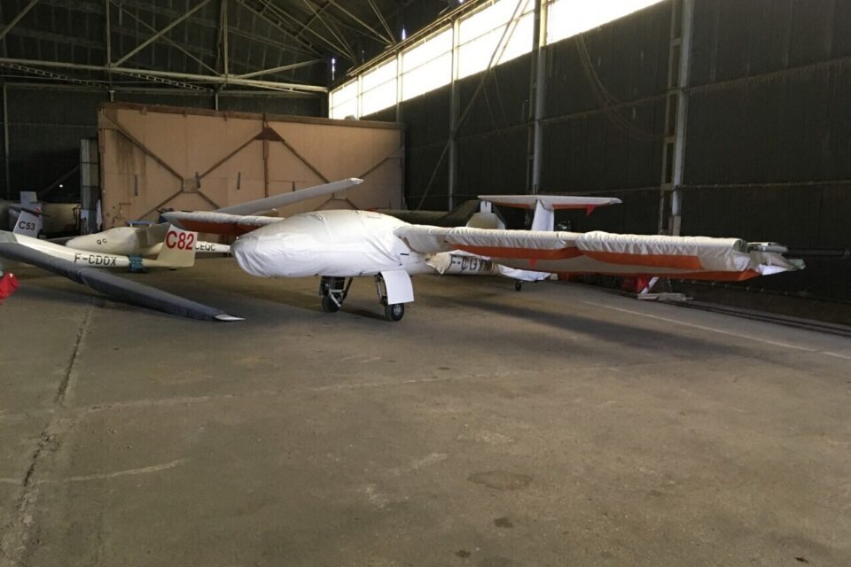 Les planeurs sont cloués au sol et le hangar interdit d'accès.