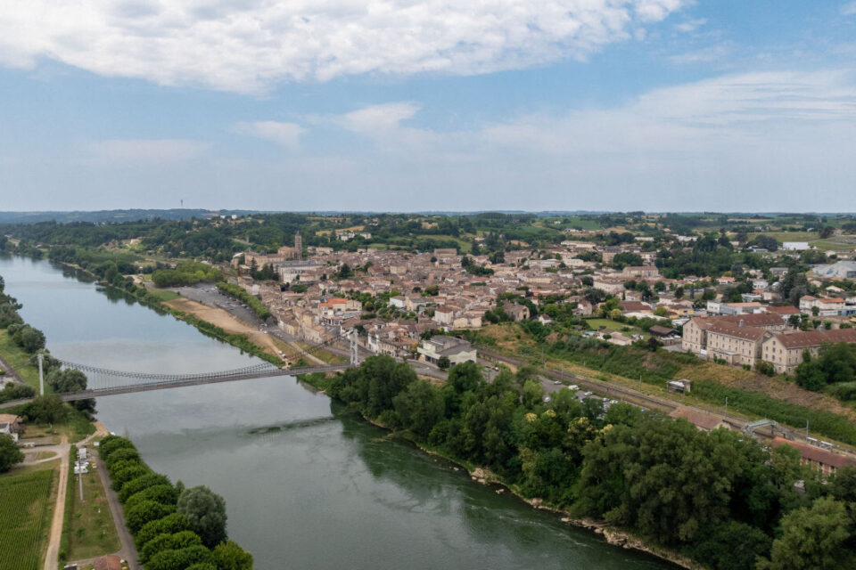 Reconnue pour son patrimoine exceptionnelle, la ville de La Réole a également accueilli des personnalités de premier plan ; comme Colette Besson, championne olympique 1968, qui a donné son nom au gymnase de la ville.
