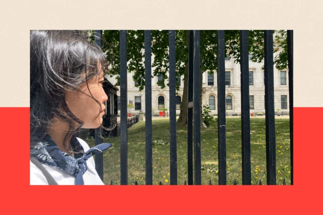 Carmen se tourne de profil vers la caméra.