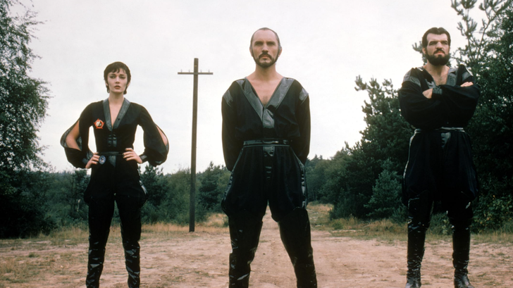 Bien que kitsch, le personnage de Zod (au centre de l’image) incarné par Terence Stamp dans les premiers films Superman resteront dans l’histoire parmi les premières adaptations sérieuses de super-vilains au cinéma.