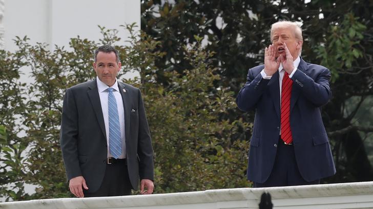Donald Trump a déambulé ce mardi sur les toits du bâtiment de la future salle de bal de la Maison Blanche.