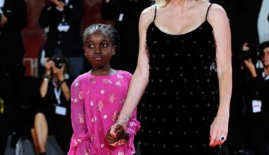 Oumy (fille de Louis Garrel et Valeria Bruni-Tedeschi) partage ses instants dans le château familial, une demeure idyllique à flanc de falaise