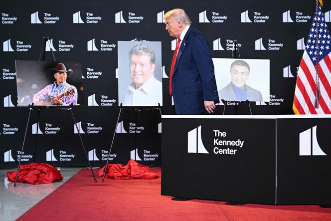 Donald Trump passe devant les portraits du chanteur country George Strait, du comédien de Broadway Michael Crawford, et de l’acteur Sylvester Stallone, après les avoir annoncés comme lauréats du Kennedy Center, à Washington, le 13 août 2025.
