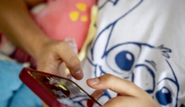 Au Royaume-Uni, la loi pour protéger les mineurs en ligne étrillée de toutes parts