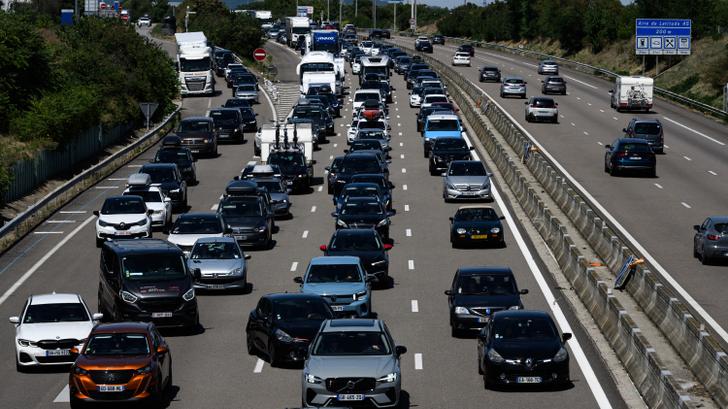Des automobilistes sur l’A7, près de Pont-de-l’Isère (Drôme), le 2 août 2025.