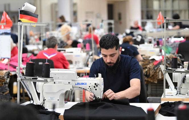 Mustafa Habash, 29 ans, est arrivé en Allemagne en 2015, après avoir quitté la Syrie en empruntant la « route des Balkans ». Il est désormais employé dans une entreprise textile de Burladingen, dans le Bade-Wurtemberg, qui fournit logement, formation professionnelle et cours d’allemand. Ici, le 16 juillet 2025. 
