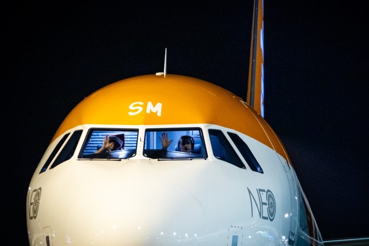 easyJet cockpit plane